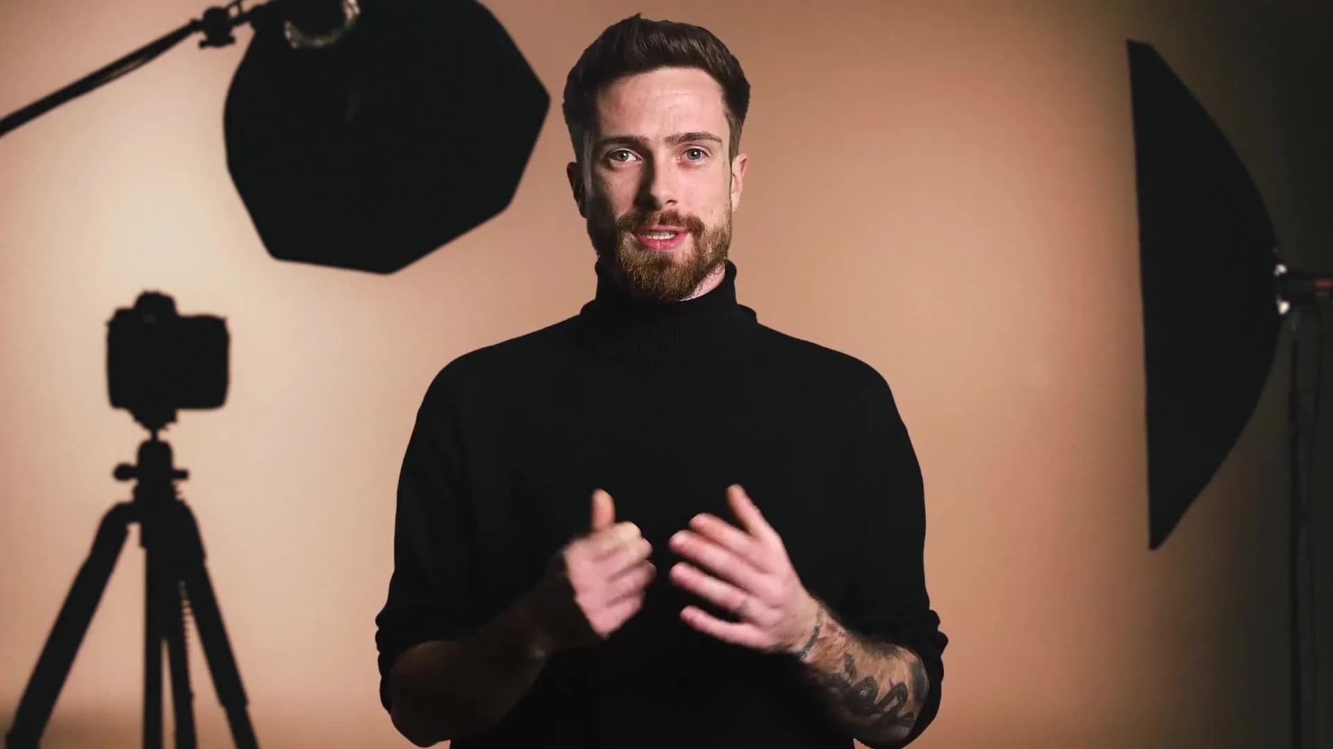 Eric Heitz spricht im Studio in die Kamera, neben ihm Softboxen und eine Kamera auf dem Stativ
