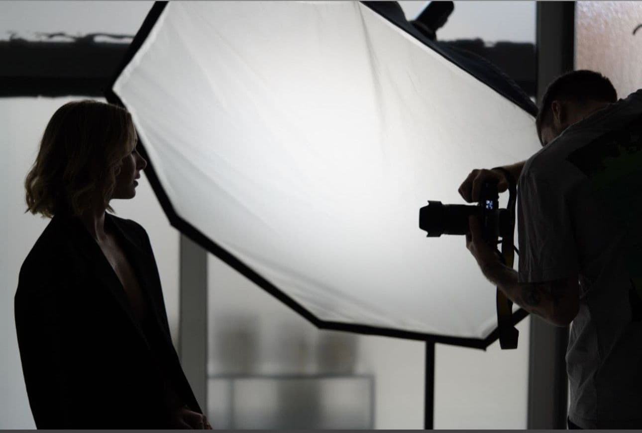 Shooting im Gegenlicht vor einer großen Oktabox